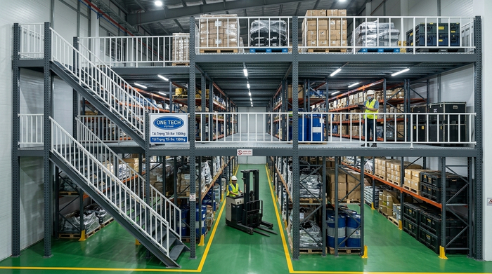 Hình ảnh kệ sàn mezzanine thực tế trong kho công nghiệp