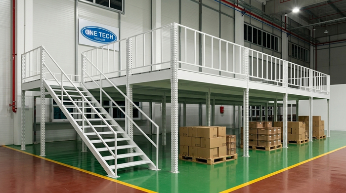 Kệ sàn mezzanine thực tế có cầu thang và lan can