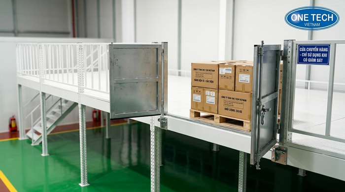 Kệ sàn mezzanine thực tế có cổng chuyển hàng