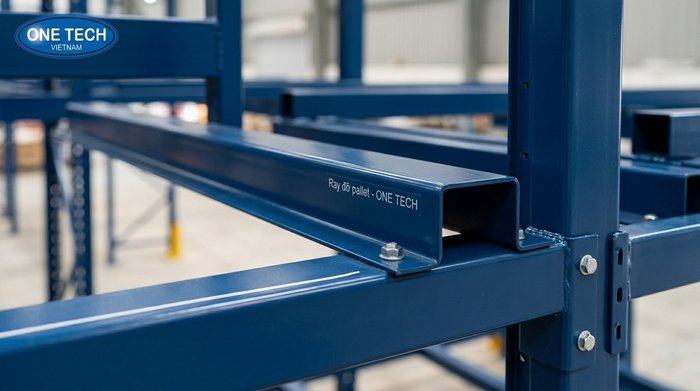 Cận cảnh ray đỡ pallet của hệ thống kệ drive in