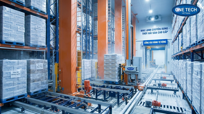 Stacker crane vận hành trong kho lạnh thủy sản tại Cà Mau