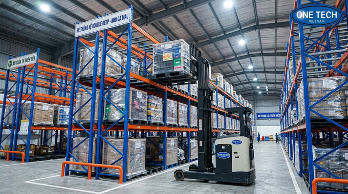 Xe nâng phù hợp khi vận hành kệ Double Deep Cà Mau